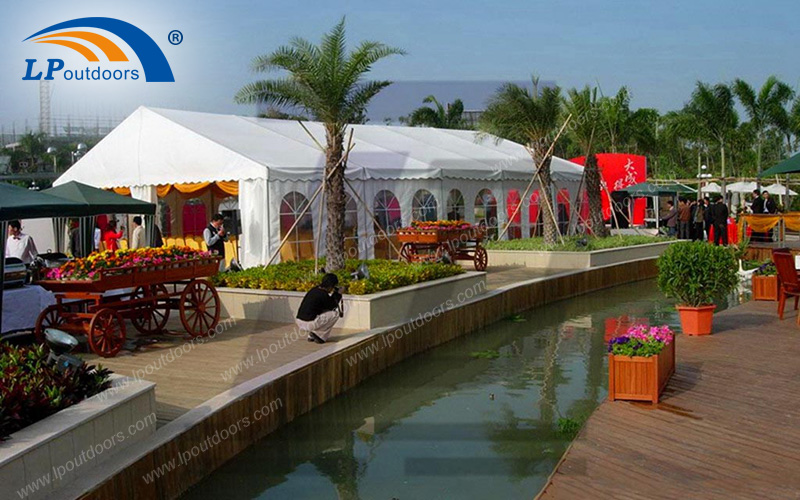 Una tienda de fiesta transparente en forma de A de 6x12m para